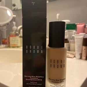 Bobbi Brown Skin Long-Wear Weightless Foundation